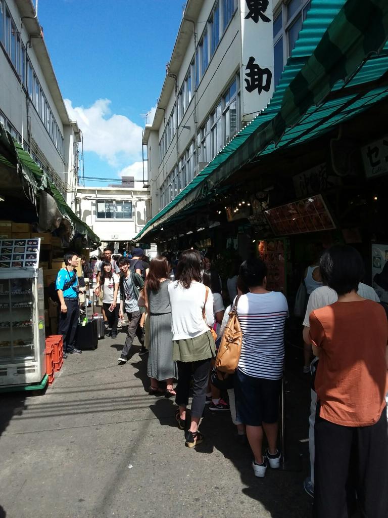 Queue devant les petits restaurants du marché aux poissons de Tsukiji à 9h00 du matin