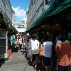 Queue devant les petits restaurants du marché aux poissons de Tsukiji à 9h00 du matin