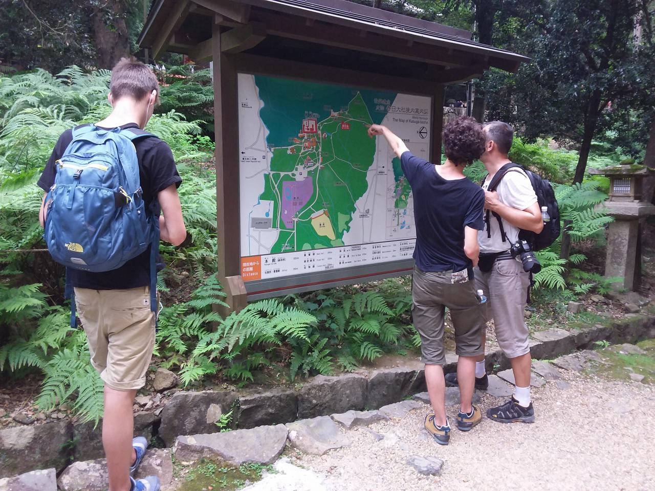 Matthieu nous montre le chemin dans le parc de Nara